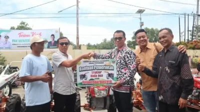 Pemkab Dharmasraya Serahkan 10 Unit Traktor Alsintan kepada Kelompok Tani