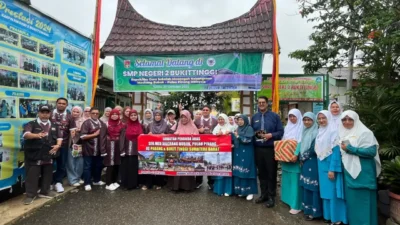 Rombongan Guru Malaysia Terpukau Disambut Tari Pasambahan dan Gandang Tansa di SMPN 2 Bukittinggi