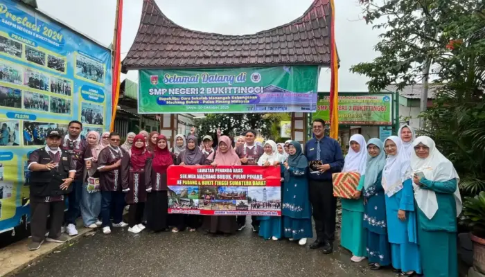Rombongan Guru Malaysia Terpukau Disambut Tari Pasambahan dan Gandang Tansa di SMPN 2 Bukittinggi