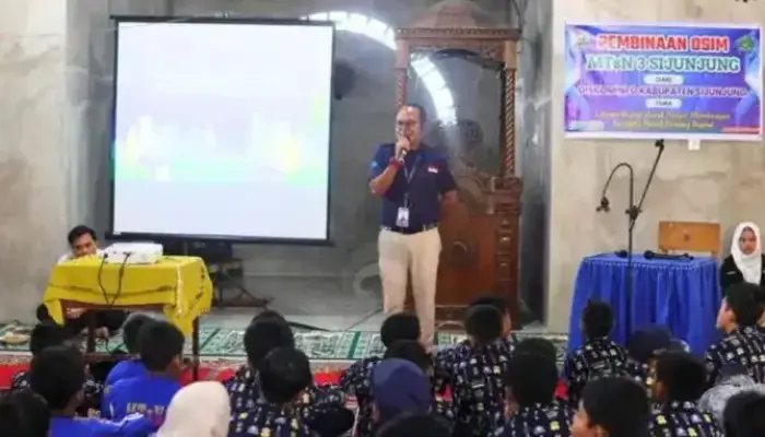 Literasi Digital di MTsN 3 Sijunjung: Kadis Kominfo Paparkan Pentingnya Karakter Positif di Dunia Maya