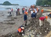 Aparat Gabungan dari Berbagai Instansi Gotong Royong Bersihkan Pantai Air Manis