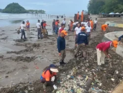 Aparat Gabungan dari Berbagai Instansi Gotong Royong Bersihkan Pantai Air Manis