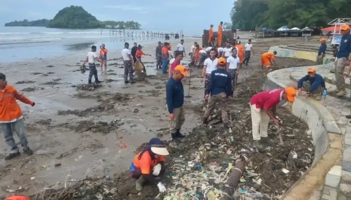 Aparat Gabungan dari Berbagai Instansi Gotong Royong Bersihkan Pantai Air Manis