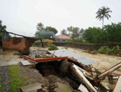Jembatan Putus, Rumah Hanyut! Ratusan Warga Nagari Tambangan Tanah Datar Terisolir