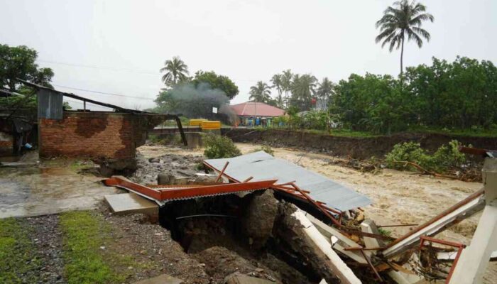 Jembatan Putus, Rumah Hanyut! Ratusan Warga Nagari Tambangan Tanah Datar Terisolir