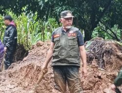 Gubernur Mahyeldi Ikut Berjibaku Bersihkan Lumpur Galodo di Patamuan Malalak