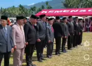 Di Bawah Terik Matahari,  Bupati Limapuluh Kota Lantik Pejabat di Lapangan Pemukiman Warga