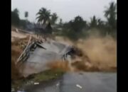 VIDEO: Detik-detik Jembatan Peninggalan Belanda di Gunung Nago Padang Roboh Dihantam Air Bah Batang Kuranji