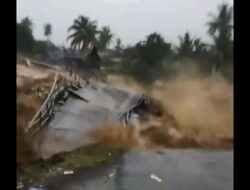 VIDEO: Detik-detik Jembatan Peninggalan Belanda di Gunung Nago Padang Roboh Dihantam Air Bah Batang Kuranji
