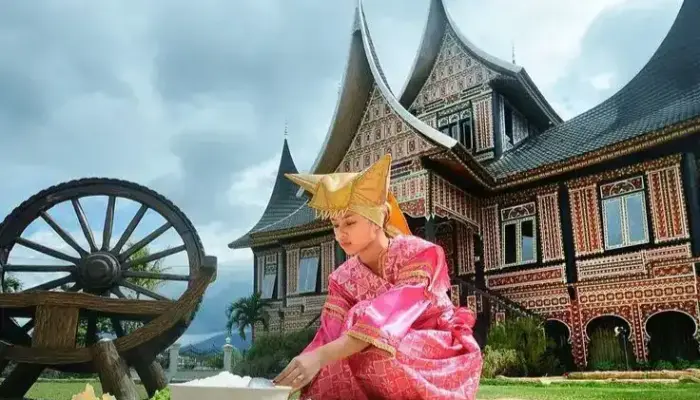 Sumbang 12: Elegi Pudar di Rumah Gadang Modern