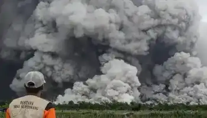 Nekad Terobos Guguran Awan Panas Simeru, Sepasang Suami Istri Alami Luka Bakar