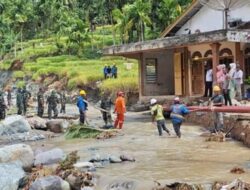 Tanpa Alat Berat, PLN Bersama TNI/Polri Satukan Kekuatan Tangan Bangun Jaringan Listrik di Lokasi Bencana Banjir Sumbar