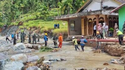 Tanpa Alat Berat, PLN Bersama TNI/Polri Satukan Kekuatan Tangan Bangun Jaringan Listrik di Lokasi Bencana Banjir Sumbar