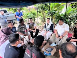Bupati Annisa Tinjau Posko Relawan Dharmasraya di Lokasi Banjir Bandang Padang