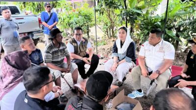 Bupati Annisa Tinjau Posko Relawan Dharmasraya di Lokasi Banjir Bandang Padang