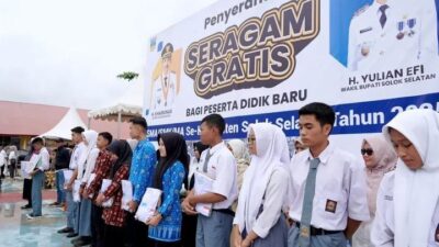 Senyum Bahagia Anak Nagari di Solok Selatan Usai Terima Seragam Sekolah Gratis