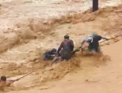 Dramatis! Sempat Hanyut, Petugas Berjibaku Evakuasi Warga Batu Busuk saat Galodo Susulan