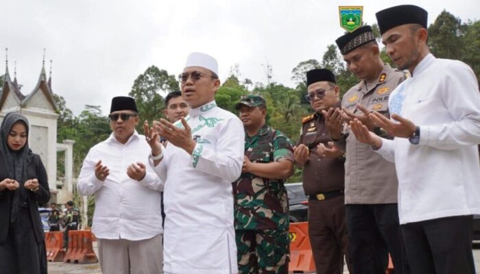 Dipimpin Ustaz Das’ad Latif, Warga Padang Panjang Doa Bersama untuk Korban Galodo