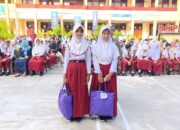 Siswa dan Guru Korban Banjir dapat Bantuan Kebutuhan Sekolah dari Pemko Padang