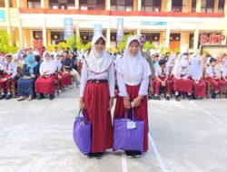 Siswa dan Guru Korban Banjir dapat Bantuan Kebutuhan Sekolah dari Pemko Padang