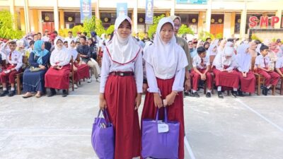 Siswa dan Guru Korban Banjir dapat Bantuan Kebutuhan Sekolah dari Pemko Padang