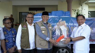 Mendagri Tito Karnavian Bawa Perlengkapan Dapur saat Datang ke Sumbar