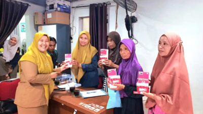 Korban Galodo Agam Terima HP Smartphone dari Telkomsel