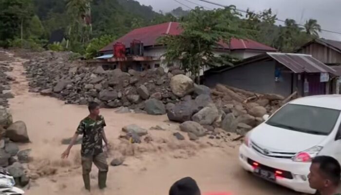 FOTO: Sempat Tertutup Galodo, Jembatan Muaro Pisang Maninjau Kembali Dibuka