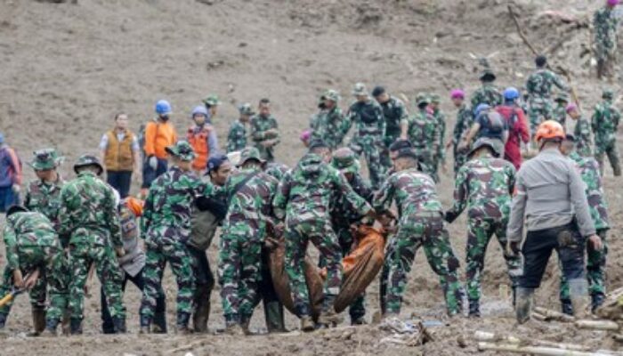 Sedang Latihan, 23 Prajurit Marinir TNI Tertimbun Longsor di Cisarua Bandung Barat