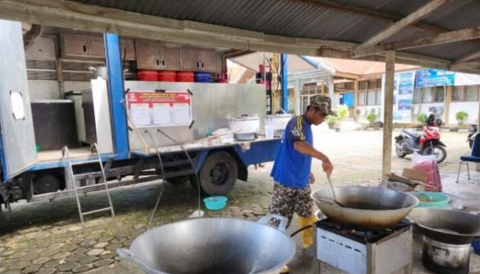 Penuhi Konsumsi Korban Banjir Batu Busuk, Dinsos Padang Dirikan Dapur Umum di Pauh