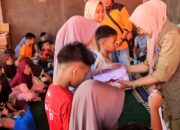 Siswa Korban Galodo Palembayan Terima Bantuan Seragam Sekolah Lengkap