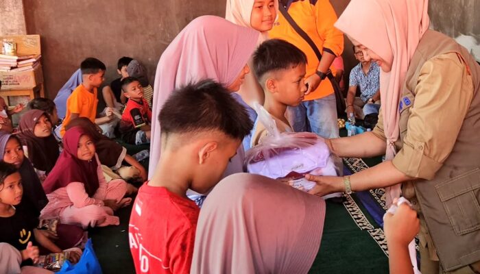 Siswa Korban Galodo Palembayan Terima Bantuan Seragam Sekolah Lengkap
