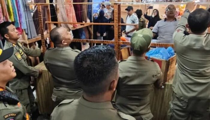 Berjualan di Lorong Pengunjung, Sejumlah Lapak PKL di Pasar Raya Padang Dibongkar!