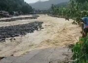 BREAKINGNEWS: Jalan SMP Negeri 44 Padang Putus Dihantam Arus Batang Kuranji