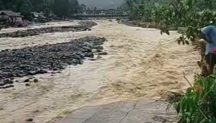 BREAKINGNEWS: Jalan SMP Negeri 44 Padang Putus Dihantam Arus Batang Kuranji