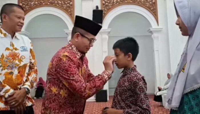 Gandeng Gapopin, Pemko Bukittinggi Serahkan 1.000 Kacamata Gratis untuk Siswa 