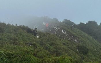 Tim SAR Temukan Satu Korban Pesawat ATR 42-500 di Jurang 200 Meter Lereng Gunung Bulusaraung 