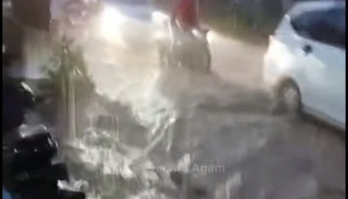 BREAKINGNEWS: Banjir dan Longsor Landa Nagari Koto Malintang Agam, Satu Mobil Tertimbun