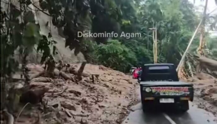 Pasca Longsor Tadi Malam, Jalan Raya Lubuk Basung – Bukittinggi Sudah Bisa Dilalui Kembali