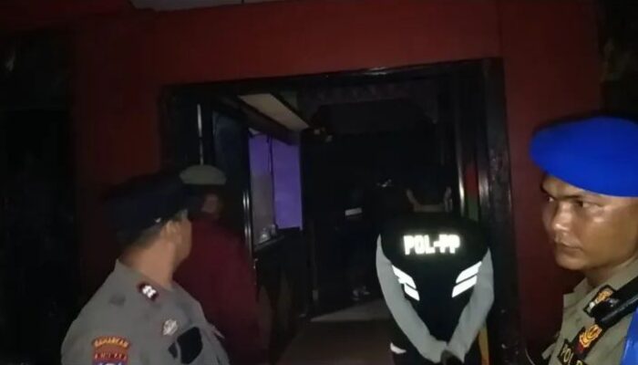 Nekat Buka di Bulan Puasa, Golden Cafe Simpang Haru Digrebek Satpol PP Padang Bersama Warga